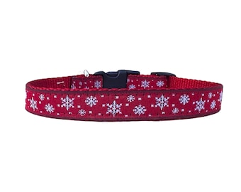 5/8 oder 3/4 Zoll breites Hundehalsband mit verstellbarer Schnalle oder Martingale in den Roten Schneeflocken