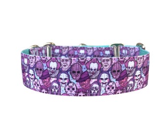 Puede incluir: Un collar morado para perros con un patrón repetido de personajes de películas de terror. El collar tiene un interior turquesa y herrajes de metal plateado. El diseño incluye imágenes de payasos, figuras enmascaradas y otras caras aterradoras.
