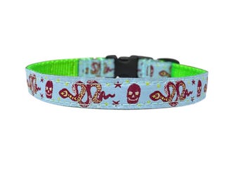 5/8 oder 3/4 Zoll breites Hundehalsband mit verstellbarer Schnalle oder Martingal in Schlangen und Totenköpfen