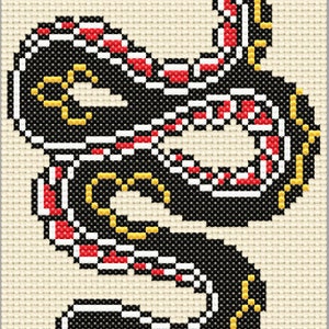 Peut inclure: Serpent noir et rouge avec des accents jaunes, brodé sur un fond blanc. Le serpent est enroulé en un motif circulaire.