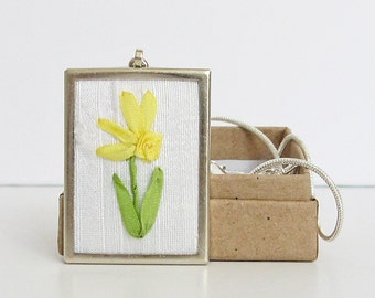 Yellow daffodil necklace, March birthday gift, embroidered pendant, silk ribbon embroidery, narcissus necklace, spring flower jewelry