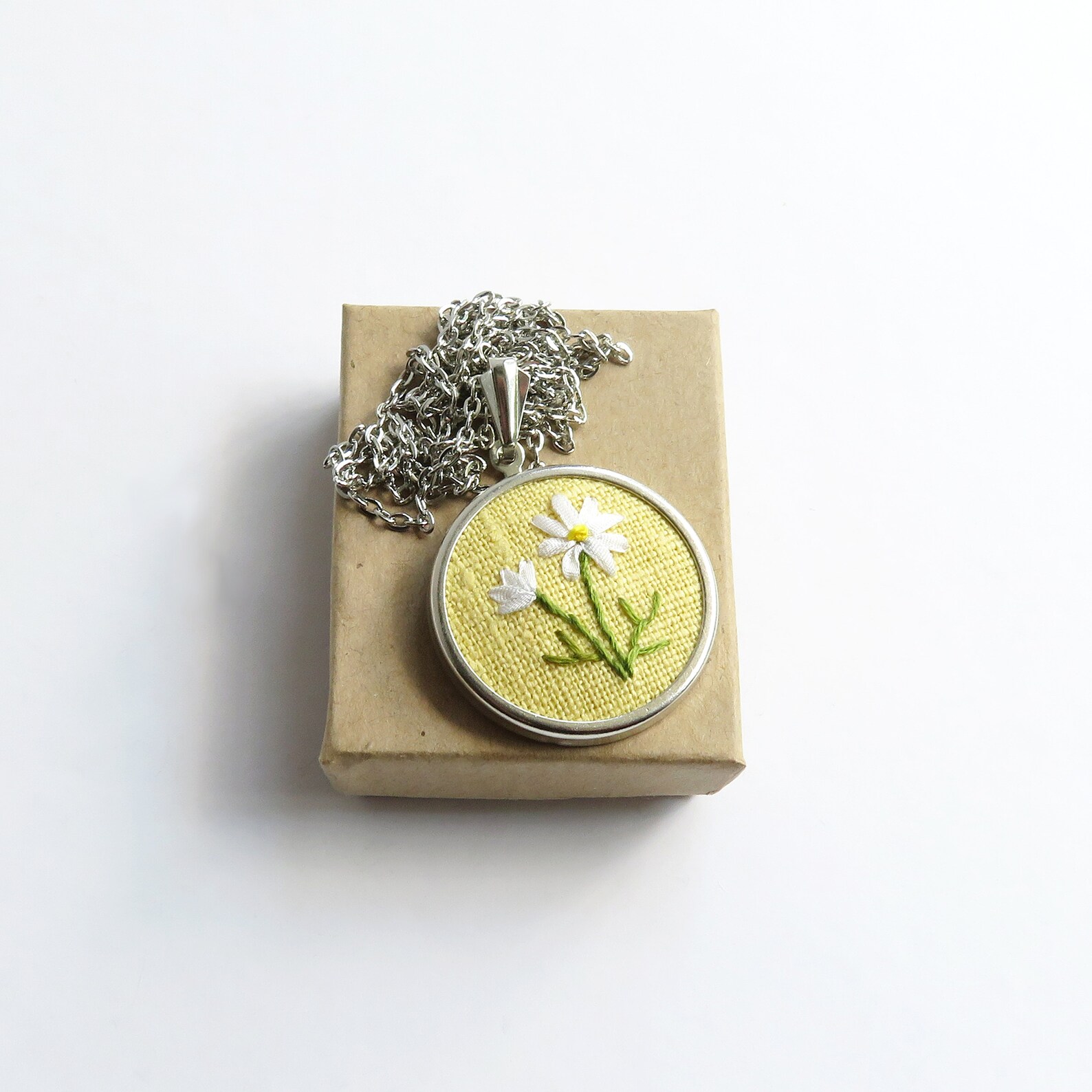 White Daisies Necklace April Birthday Gift 5th Wedding Etsy