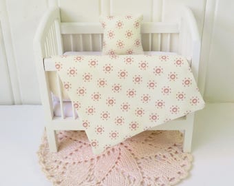 Parure De Lit Pour Maison De Poupée 1/12 - Ensemble Drap, Couette Et 3 Oreillers - Motifs Cœurs Et Fleurs - Accessoire Miniature Réaliste - Cadeau DIY Pour Enfants