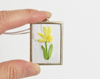 Yellow daffodil necklace, March birthday gift, embroidered pendant, silk ribbon embroidery, narcissus necklace, spring flower jewelry