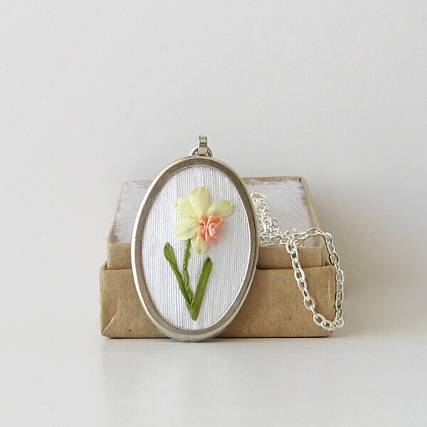 Bordado de Narciso collar, regalo de cumpleaños de marzo, colgante, collar de junquillo, regalo para jardineros, oval colgante, collar de Narciso