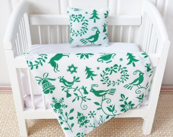 Dollhouse Christmas crib bedding in green and white, Holiday themed miniature nursery decor