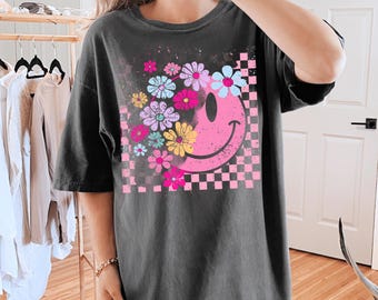 Vintage Smiley Flower Shirt Sweatshirt, Comfort Colors Retro Graphic Tee, Boho Happy Face Flower T-Shirt, Cute Aesthetic Gift for Women