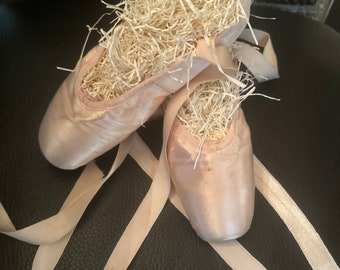 Antique Vintage Pink Ballet Toe shoes