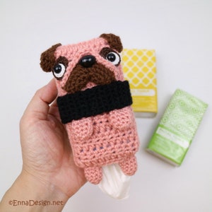 PDF Amigurumi Crochet Pattern CP-19-3488 Spug Musubi Tissue Cosy / Porta fazzoletti / Custodia per fazzoletti / Amigurumi Pug / Spam Musubi