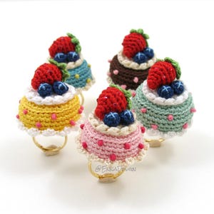 Wzór szydełkowy PDF na obrączkę do tortu amigurumi / Miniaturową biżuterię deserową amigurumi / Wzór na obrączkę do tortu z jagodami i kremem