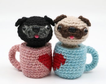 PDF Patrón Amigurumi Crochet CP-20-3518_Valentine Pug en Taza / Pug / San Valentín / Corazón / Muñeca Kokeshi / Perro Amigurumi