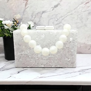 Parelwitte acryl clutch | Witte bruiloft clutch | Schoolbalkoppeling | Luxe avondtasje | Avondtasje | Parelmoerwitte clutch