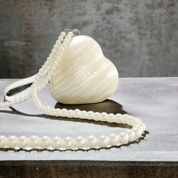 Pochette en forme de coeur blanc nacré Pochette blanche de