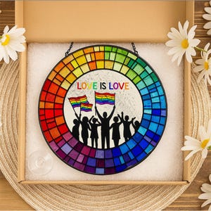 Love Is Love Glas Suncatcher - Regenbogen Pride Fensterschmuck - LGBTQ + Glaskunst - Gleichheit Feier, Pride Month Dekor, LGBT Dekor
