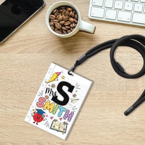 Personalisierte Lehrer Lanyard ID Badge - süßes Doodle Schule Thema mit Name & Initiale, individuelles Geschenk für Lehrer