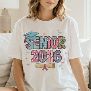 Camiseta de graduación de 2026 para niñas, camiseta de la clase de 2026 con diploma y birrete, camiseta de regreso a clases, último primer día de clases