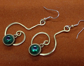 The Eye of Protection. Earrings in golden spiraling brass and vintage glass.