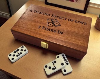 Juego de dominó de lujo personalizado – Doble seis en estuche de caoba hecho a mano – Dominó giratorio de latón. Regalo ideal para él, papá o para una noche de juegos en familia.