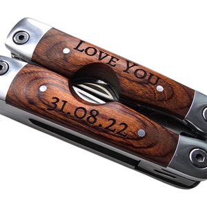 Multitool gravé personnalisé avec pochette – Cadeau personnalisé pour lui | Camping, pêche, bricolage, garçons d&#39;honneur, fête des pères