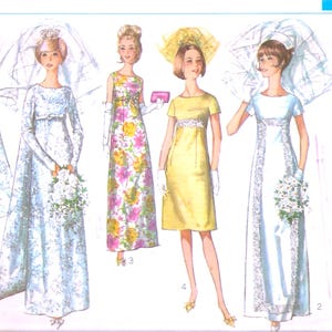 Peut inclure: Un patron de couture Simplicity vintage présentant quatre modèles de robes de mariée. Les robes comprennent une robe à manches longues avec une veste assortie, une robe à imprimé floral, une robe jaune et une robe à manches courtes avec une bordure en dentelle.