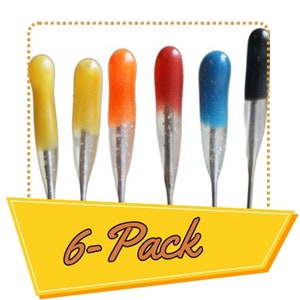 Puede incluir: Paquete de seis agujas de coser de colores con puntas de plástico transparente. Las agujas están dispuestas en fila de izquierda a derecha: amarillo, amarillo, naranja, rojo, azul y negro.