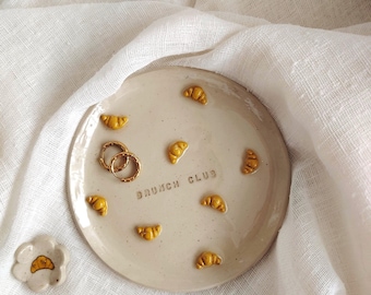 Personalized croissant-shaped decorative bowl - Ceramic trinket dish with croissant motifs - Original personalized gift