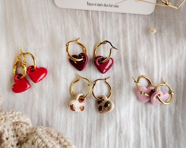 Boucles D'oreilles Pendantes Fantaisie - Goutte Rouge, Nœud Perle Verte, Bois Marron
