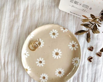 Ceramic daisy pocket emptier - Ceramic flower jewelry dish decorated with gold leaf
