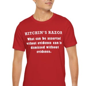 以下が含まれることがあります： 白い文字で「Hitchin's Razor What can be asserted without evidence can be dismissed without evidence.」と書かれた赤いTシャツ