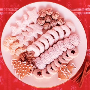 Traditional Czech Christmas Cookies. Assortment of 7 cookies including hand decorated gingerbread ornament, Family size box 50pcs, Euro deli