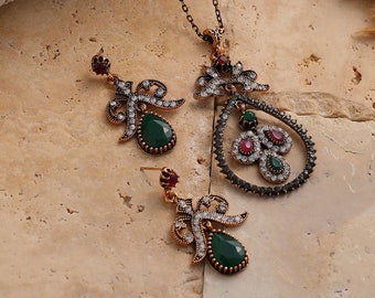 Ensemble collier et boucles d'oreilles héritage impératrice d'Anatolie incrusté de rubis et d'émeraudes : un mélange luxueux d'histoire et d'élégance