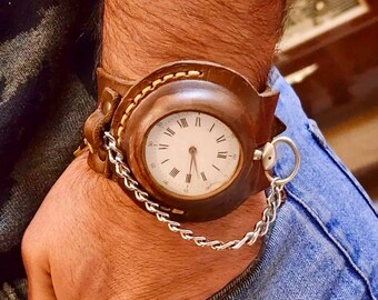 Handgefertigte Armbanduhr mit originalem Ledergehäuse mit Maulwurf