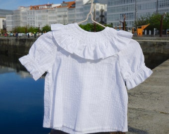 Blouse blanche épinglée au dos avec col nid d'abeille brodé main