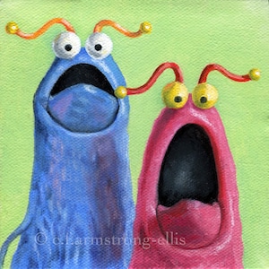 Könnte beinhalten: Zwei leuchtend bunte, cartoonartige Kreaturen mit großen, weit geöffneten Mündern, als würden sie schreien. Die Kreatur links ist blau mit weißen Augen und orangefarbenen Antennen. Die Kreatur rechts ist pink mit gelben Augen und roten Antennen. Beide Kreaturen haben einen grünen Hintergrund.