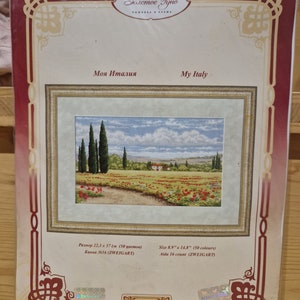 Peut inclure: Modèle de point de croix pour un projet de point de croix compté intitulé "My Italy". Le motif représente un paysage avec un chemin sinueux, des fleurs rouges et deux cyprès. Le motif mesure 22,6 cm sur 37,6 cm et utilise 50 couleurs. Le motif est sur tissu Aida 16 fils.