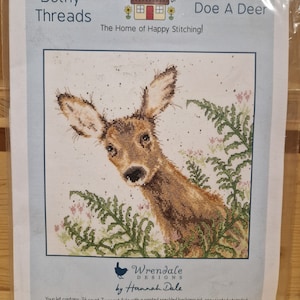 Peut inclure: Kit de point de croix Bothy Threads avec un motif de biche. Le kit comprend du tissu Aida Zweigart 14 points, des cotons pré-triés, une aiguille et des instructions. La taille finale est de 26 cm sur 26 cm. Conçu par Hannah Dale.