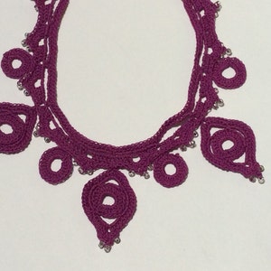 Collier dans la prune avec des perles au crochet