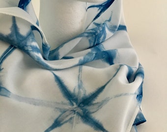 Indigo Shibori gefärbter Bambus Rayon Schal mit Klemmen