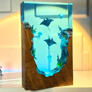 Lámpara de resina oceánica hecha a mano: luz de medusa manta raya de madera y epoxi