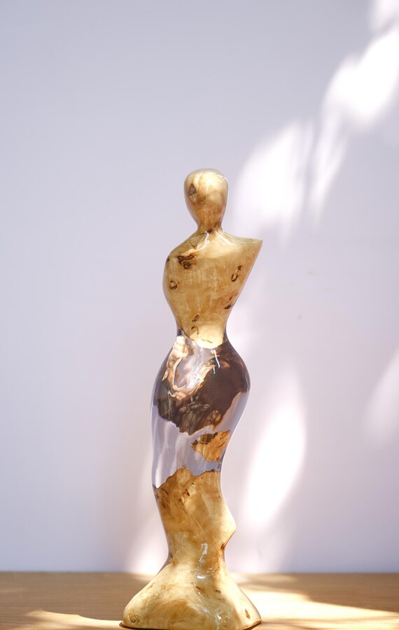 木と樹脂で作られた女性の彫刻 - Etsy 日本