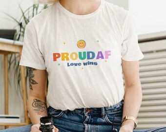 PROUD AF Regenbogen T-Shirt, LGBTQ+ Empowerment Shirt, Celebrate Pride T-Shirt, Pride Month Shirt, Proud Parade Wear T-Shirt