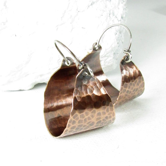 Hammered copper hoop earrings deals