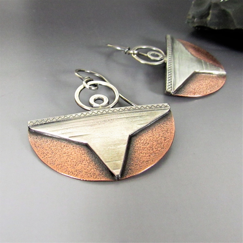 Higher Realm örhängen i blandad metall, abstrakt ängel, koppar och sterlingsilver bild 2
