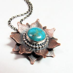 Collar de loto turquesa, colgante de metal mixto, joyería artesanal de cobre y plata