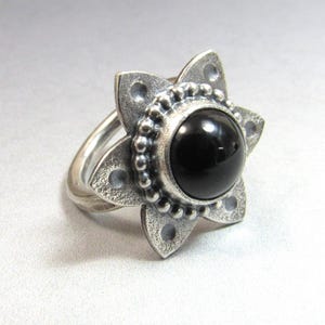 Anillo de ónix negro talla 7, anillo de flor tribal de plata esterlina Argentium
