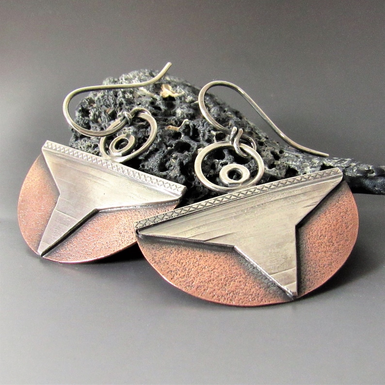 Higher Realm örhängen i blandad metall, abstrakt ängel, koppar och sterlingsilver bild 1