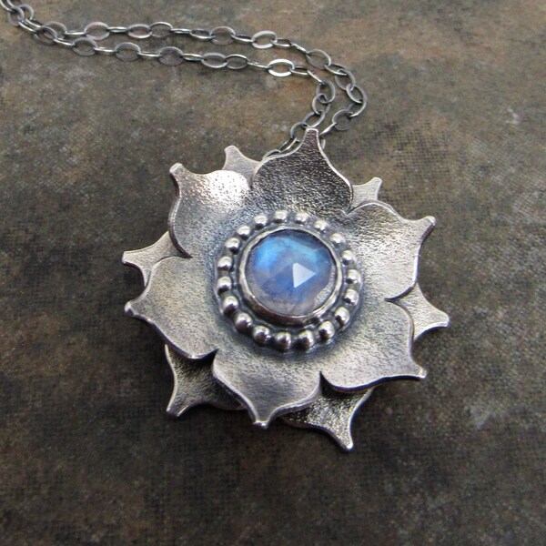 Regenbogen Mondstein Halskette, Lotus Halskette, einzigartige handgefertigte Argentium Sterling Silber Schmuck, Blume Halskette