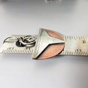 Higher Realm örhängen i blandad metall, abstrakt ängel, koppar och sterlingsilver bild 6
