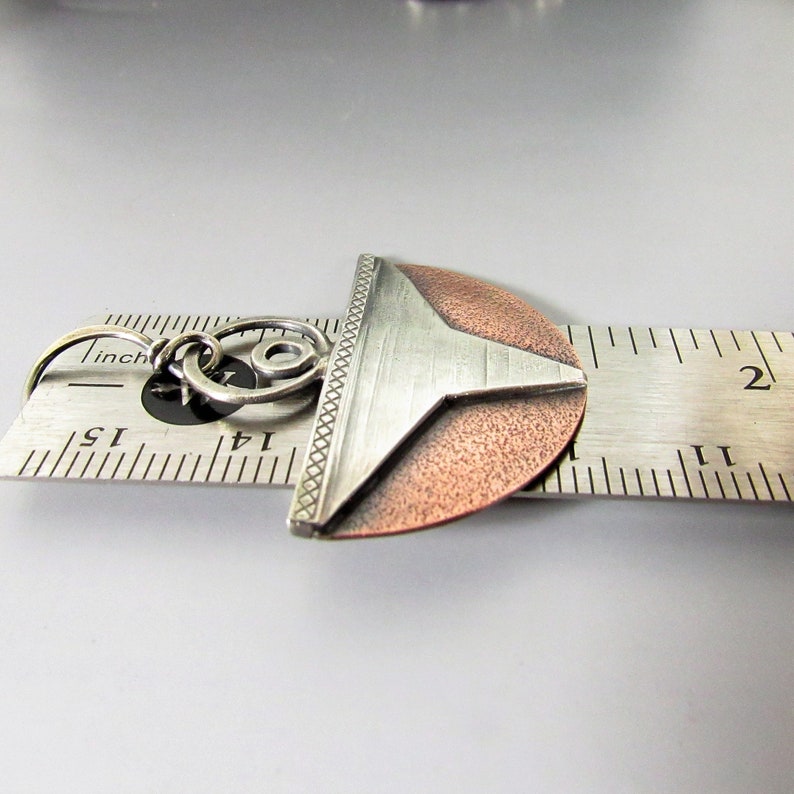Higher Realm örhängen i blandad metall, abstrakt ängel, koppar och sterlingsilver bild 6