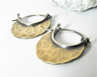 Hamrade örhängen i sterlingsilver och brons, oxiderade, små rustika örhängen i nu-guld